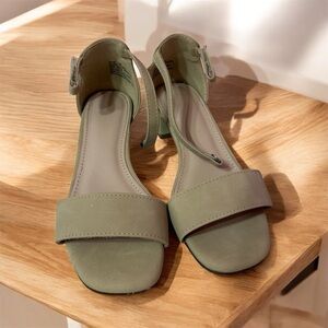 Sofia Tylor beige sandal for girls, size 13